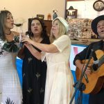 Apresentação musical com violões na homenagem do Dia dos Avós