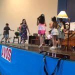Apresentação dos alunos no palco durante a homenagem do Dia dos Avós