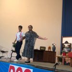 Apresentação dos alunos no palco durante a homenagem do Dia dos Avós