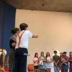 Apresentação dos alunos no palco durante a homenagem do Dia dos Avós