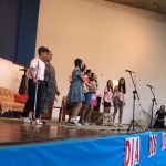 Apresentação dos alunos no palco durante a homenagem do Dia dos Avós