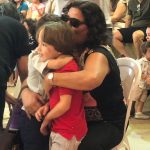 Avós e netos posam para foto na homenagem do Dia dos Avós