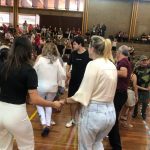 Avós e netos dançam juntos na quadra durante a homenagem do Dia dos Avós