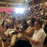 Avós e famílias na arquibancada acompanham a homenagem do Dia dos Avós