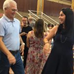 Avós e netos posam para foto na homenagem do Dia dos Avós