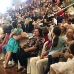 Avós e famílias na arquibancada acompanham a homenagem do Dia dos Avós
