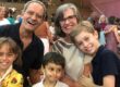 Avós e netos abraçados e sorrindo durante a Homenagem aos Vovós