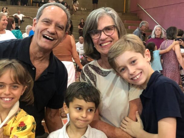 Avós e netos abraçados e sorrindo durante a Homenagem aos Vovós