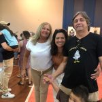 Avós e netos posam para foto na homenagem do Dia dos Avós