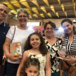 Avós e netos posam para foto na homenagem do Dia dos Avós