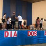 Palco decorado com o painel do Dia dos Avós durante a homenagem