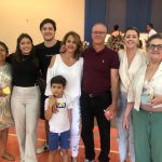 Avós e netos posam para foto na homenagem do Dia dos Avós