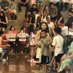 Avós e famílias na arquibancada acompanham a homenagem do Dia dos Avós