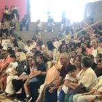 Avós e famílias na arquibancada acompanham a homenagem do Dia dos Avós