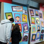 Visitantes percorrem a exposição da Mostra Cultural