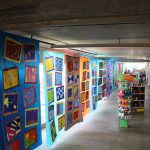 Corredor com painéis de trabalhos dos alunos na Mostra Cultural