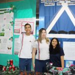 Alunos posam ao lado dos trabalhos que apresentaram na Mostra Cultural