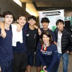 Alunos posam ao lado dos trabalhos que apresentaram na Mostra Cultural