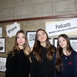 Alunos posam ao lado dos trabalhos que apresentaram na Mostra Cultural