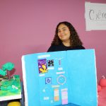 Alunos posam ao lado dos trabalhos que apresentaram na Mostra Cultural