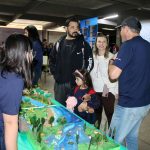 Visitantes percorrem a exposição da Mostra Cultural