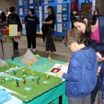 Visitantes percorrem a exposição da Mostra Cultural