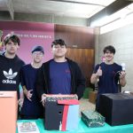 Alunos posam ao lado dos trabalhos que apresentaram na Mostra Cultural