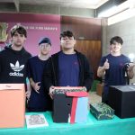 Alunos posam ao lado dos trabalhos que apresentaram na Mostra Cultural