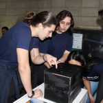 Alunos e educadoras em atividade no estande da Mostra Cultural