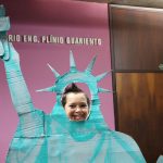 Pessoa caracterizada de Estátua da Liberdade no estande sobre os Estados Unidos, na Mostra Cultural