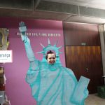 Pessoa caracterizada de Estátua da Liberdade no estande sobre os Estados Unidos, na Mostra Cultural