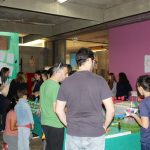 Visitantes percorrem a exposição da Mostra Cultural