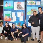 Alunos posam ao lado dos trabalhos que apresentaram na Mostra Cultural