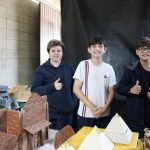Alunos posam ao lado dos trabalhos que apresentaram na Mostra Cultural