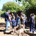 Alunos em atividade na área externa durante a Mostra Cultural
