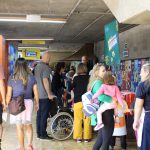 Visitantes percorrem a exposição da Mostra Cultural