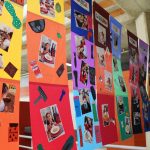 Visitantes percorrem a exposição da Mostra Cultural