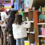 Visitantes percorrem a exposição da Mostra Cultural