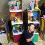 Alunos posam ao lado dos trabalhos que apresentaram na Mostra Cultural