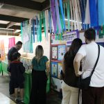 Visitantes percorrem a exposição da Mostra Cultural