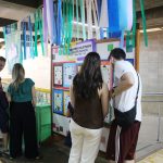 Visitantes percorrem a exposição da Mostra Cultural
