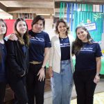 Alunos posam ao lado dos trabalhos que apresentaram na Mostra Cultural