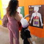 Famílias visitam a Mostra Cultural