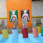 Trabalhos e objetos produzidos pelos alunos, expostos na Mostra Cultural