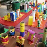 Trabalhos e objetos produzidos pelos alunos, expostos na Mostra Cultural