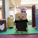 Trabalhos e objetos produzidos pelos alunos, expostos na Mostra Cultural