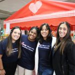 Educadoras do colégio no estande da Mostra Cultural