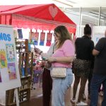 Visitantes percorrem a exposição da Mostra Cultural