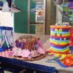 Trabalhos e objetos produzidos pelos alunos, expostos na Mostra Cultural