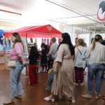 Visitantes percorrem a exposição da Mostra Cultural